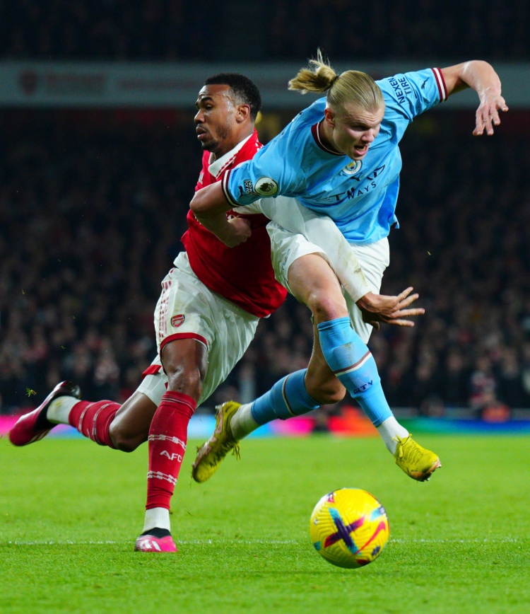 争冠焦点!曼城对阿森纳激烈角逐,阵势均衡 争冠焦点!曼城对阿森纳激烈角逐,阵势均衡