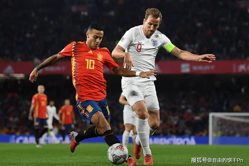 英格兰队球员奋力冲刺，夺得关键胜利