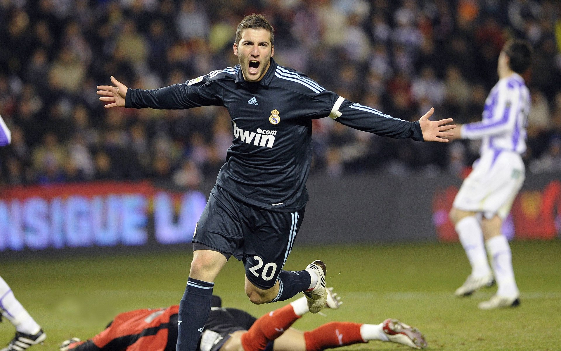 东方利剑出鞘时，李刚仁关键时刻挺身，助秘鲁强压皇马传奇